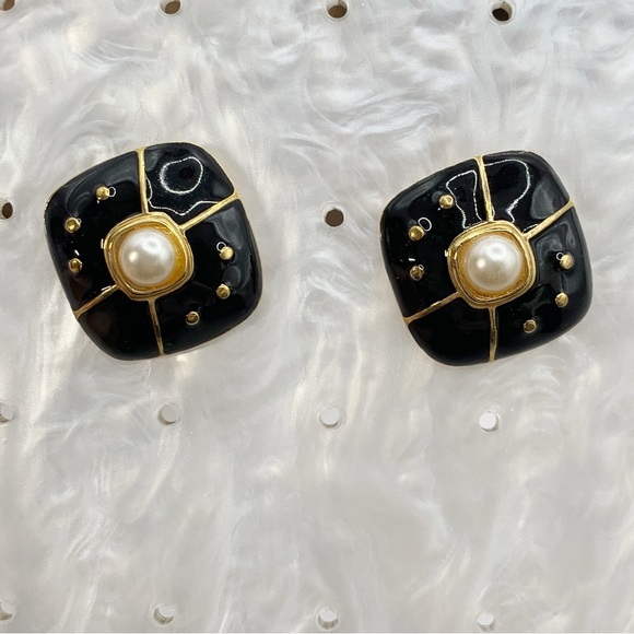 Vintage PCI earrings signed black enamel on gold tone square with faux pearl - Picture 8 of 9